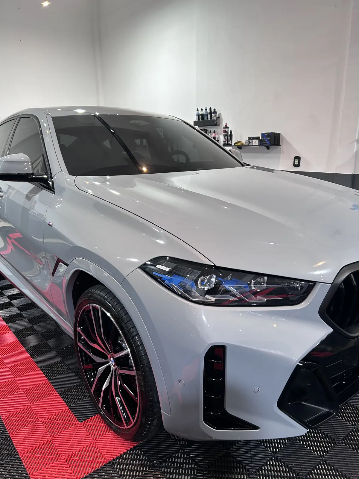 BMW X6 cinza no box da RTS Details depois do detail