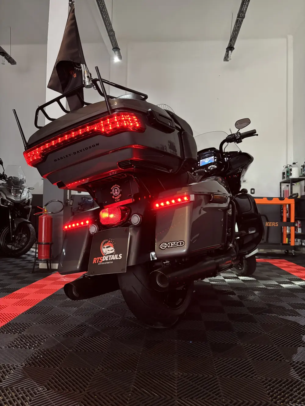 Harley-Davidson touring com lanternas acesas no box