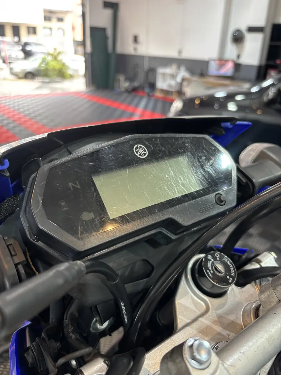 Painel de moto Yamaha antes, com marcas e opaco
