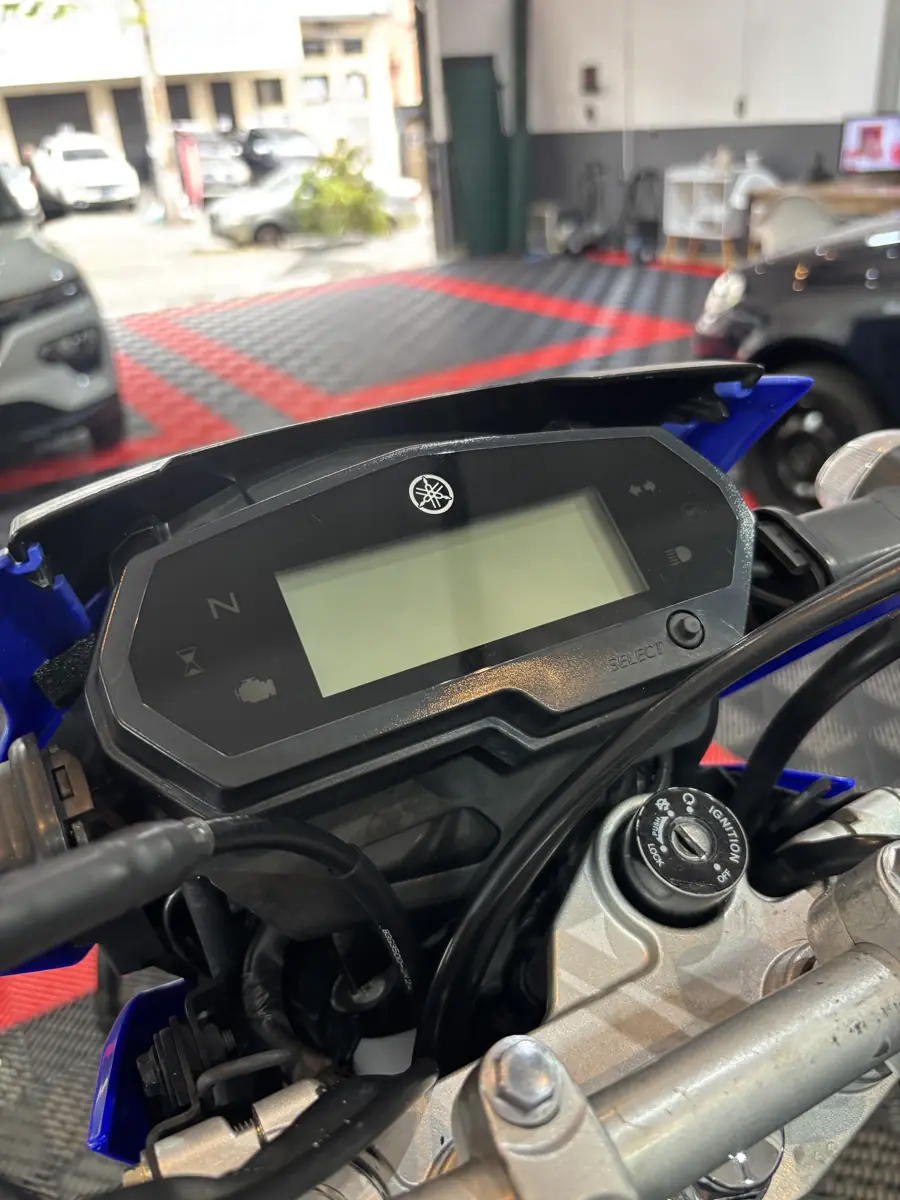 Painel da mesma moto depois, limpo e com leitura nítida