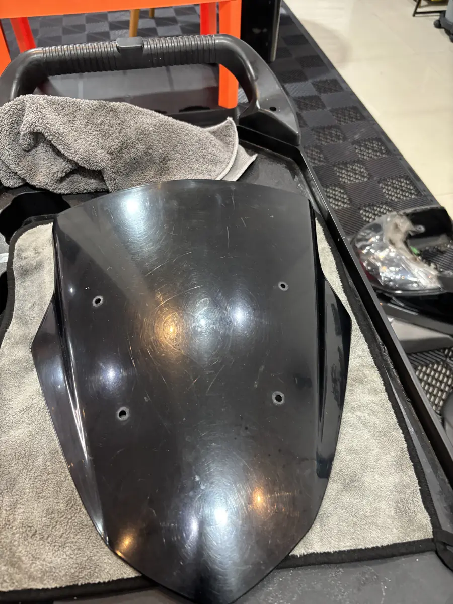 Para-brisa de moto antes, com manchas e riscos