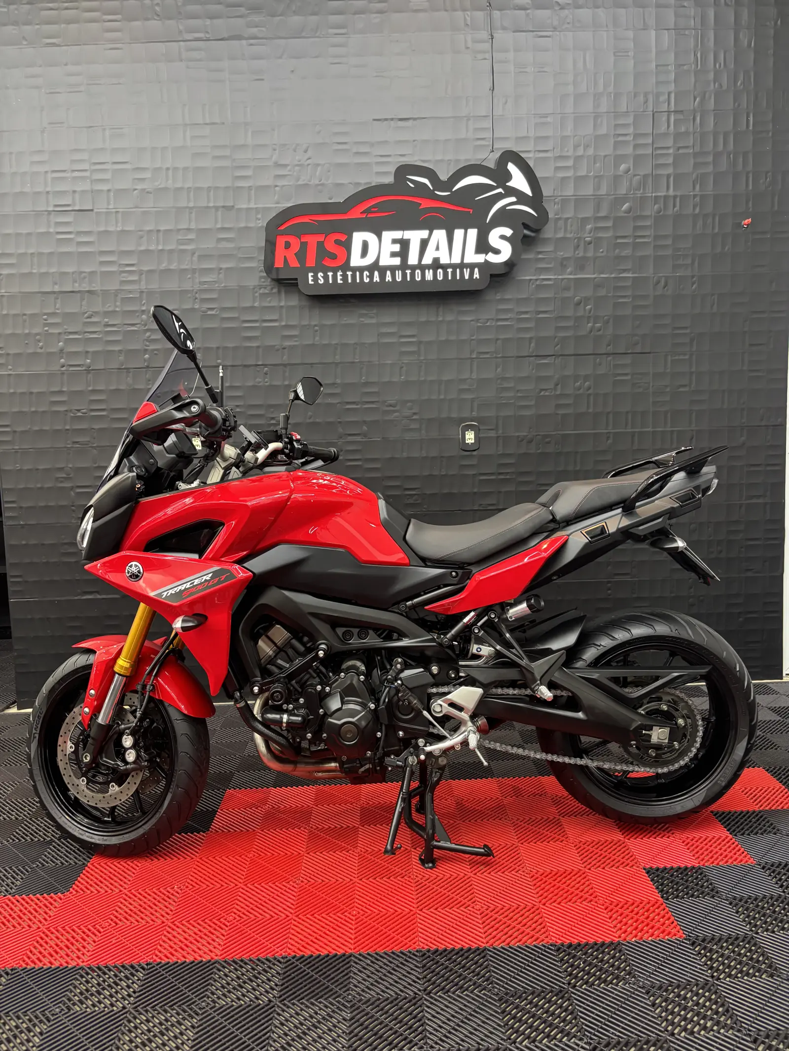 Yamaha Tracer 900 vermelha no box da RTS Details, depois do detail